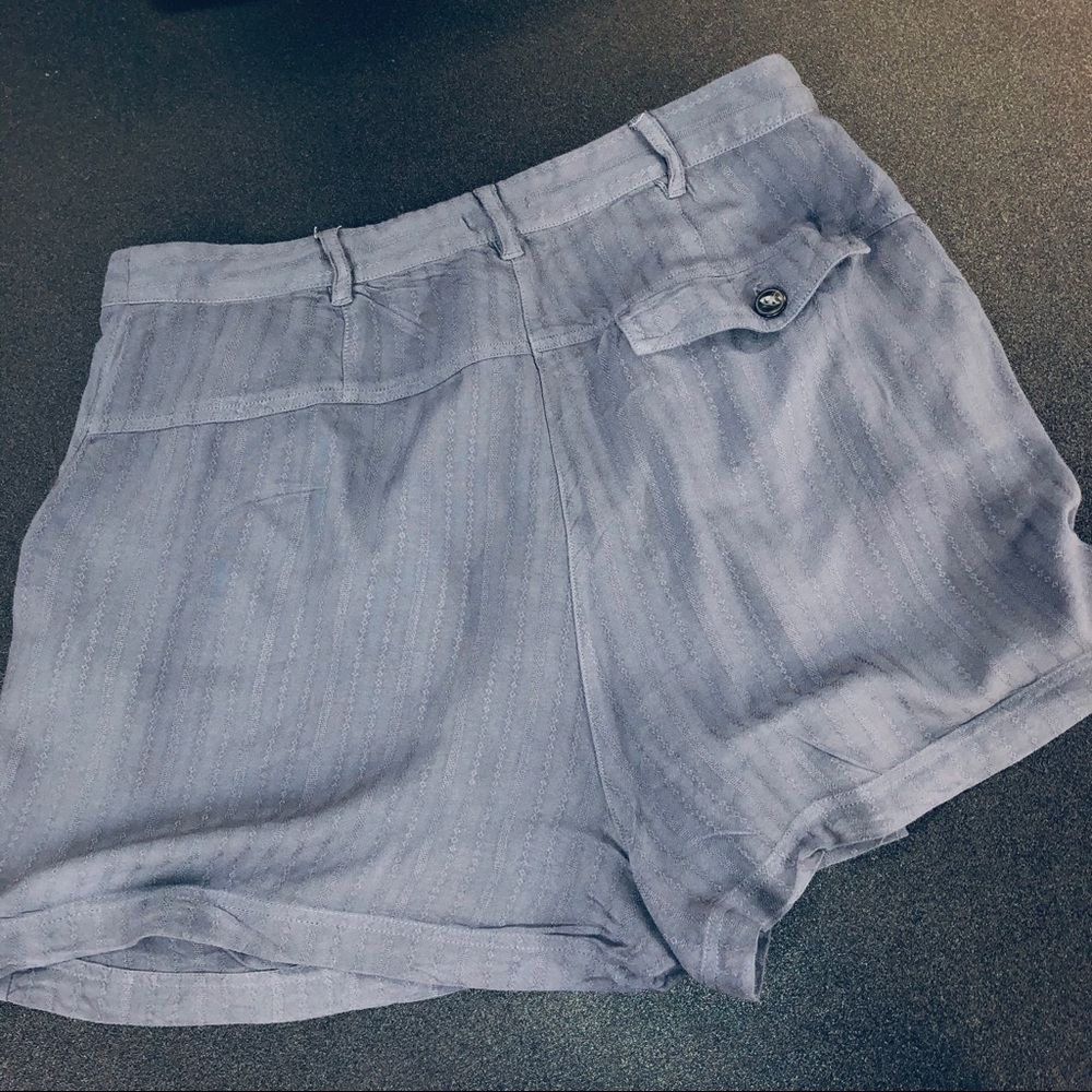 Urban Outfitters High Waisted pleat detail shorts - Picture 3 of 6